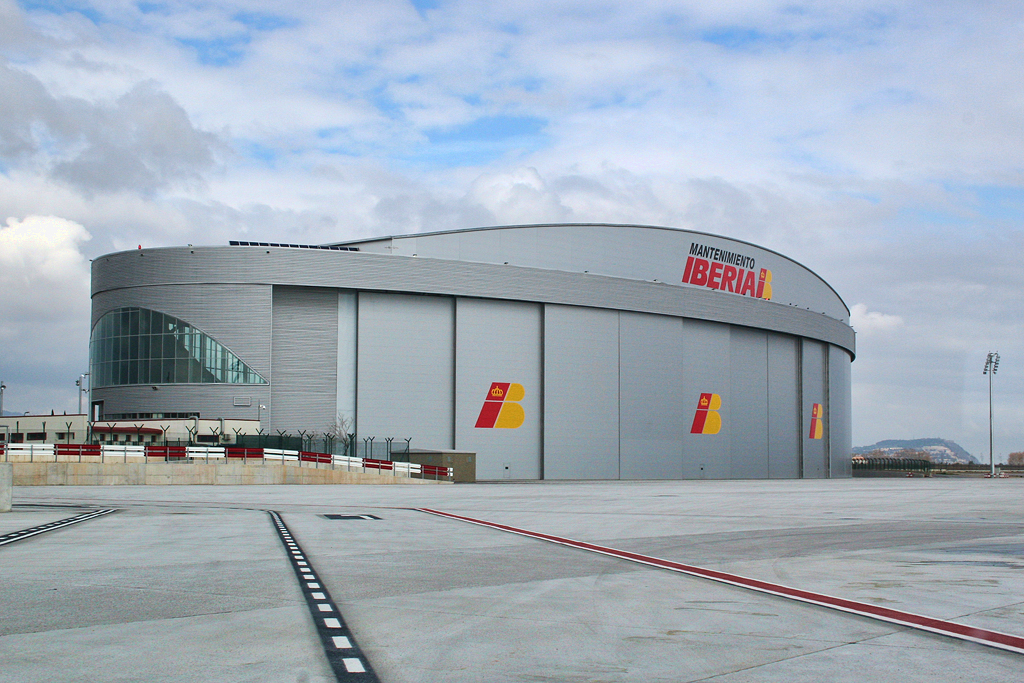 Large aircraft maintenance hangar